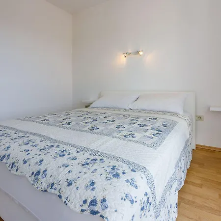 Lauschiges Nur 250 Meter Zum Mit Meerblick, Privatparkplatz, Wifi * Dramalj