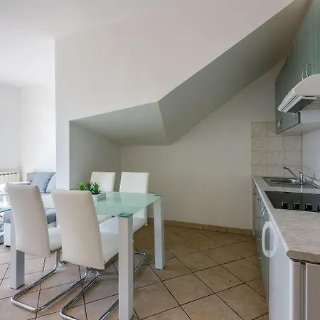 Lauschiges Nur 250 Meter Zum Mit Meerblick, Privatparkplatz, Wifi * Dramalj