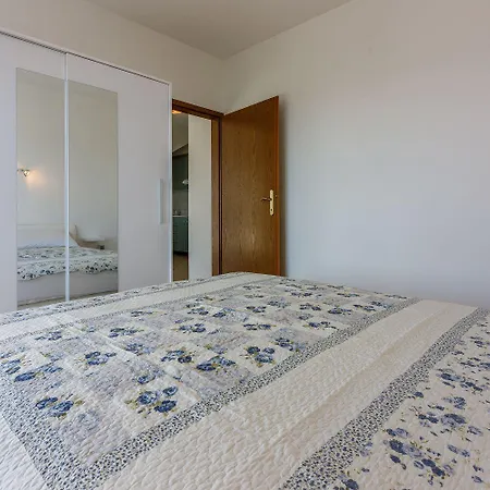Apartmán Lauschiges Nur 250 Meter Zum Mit Meerblick, Privatparkplatz, Wifi Dramalj