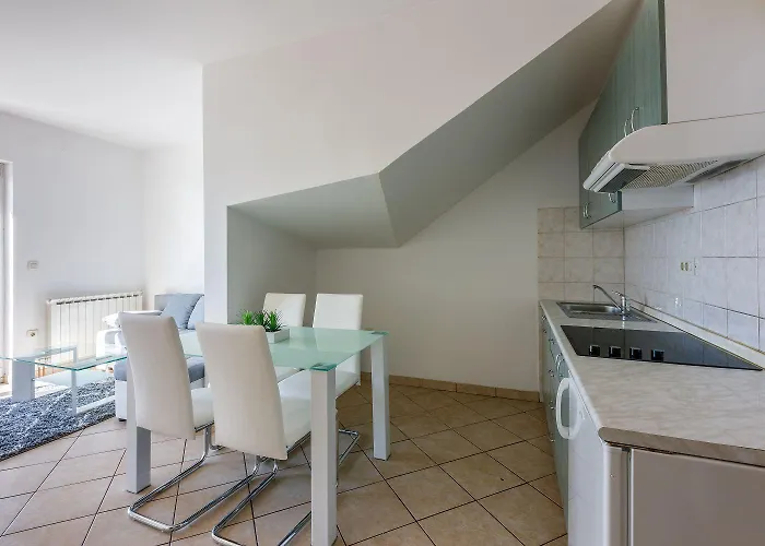 Lauschiges Nur 250 Meter Zum Mit Meerblick, Privatparkplatz, Wifi * Dramalj