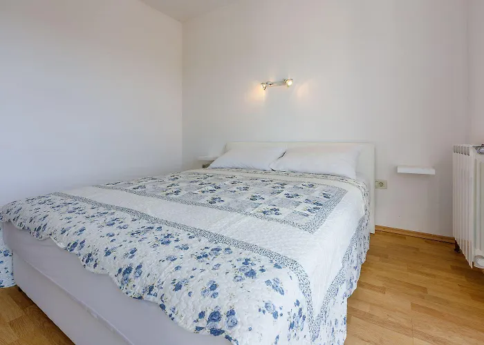 Lauschiges Nur 250 Meter Zum Mit Meerblick, Privatparkplatz, Wifi * Dramalj