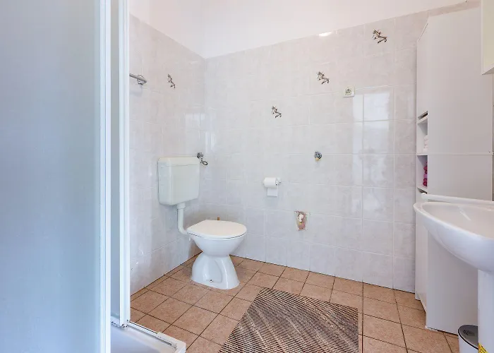 Lauschiges Nur 250 Meter Zum Mit Meerblick, Privatparkplatz, Wifi * Dramalj